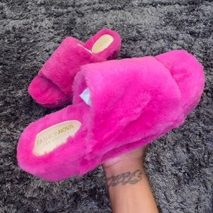 NAME YOU PRICE :) NO LOW BALLING Hot pink faux fur slides/slippers